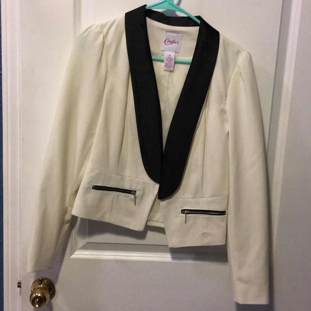 Cream business jacket with black collar